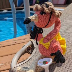 Patron au crochet - Odette le flamand en vacances